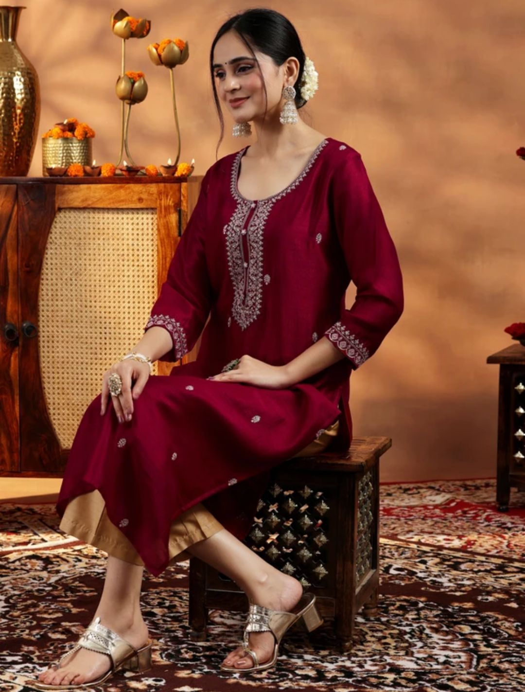 Women Embroidered Silk Blend Straight Kurta( Maroon)