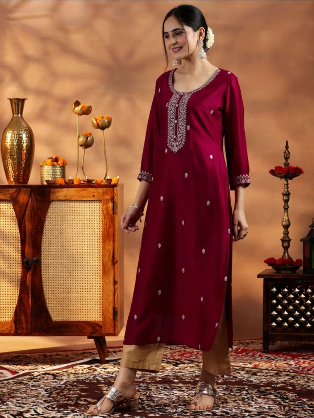Women Embroidered Silk Blend Straight Kurta( Maroon)